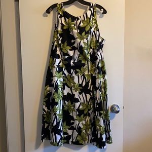 Keyhole neckline flared dress in floral pattern